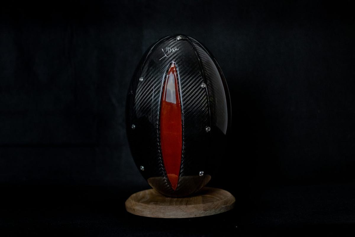 Ballon de rugby en fibre de carbone sur socle en chêne