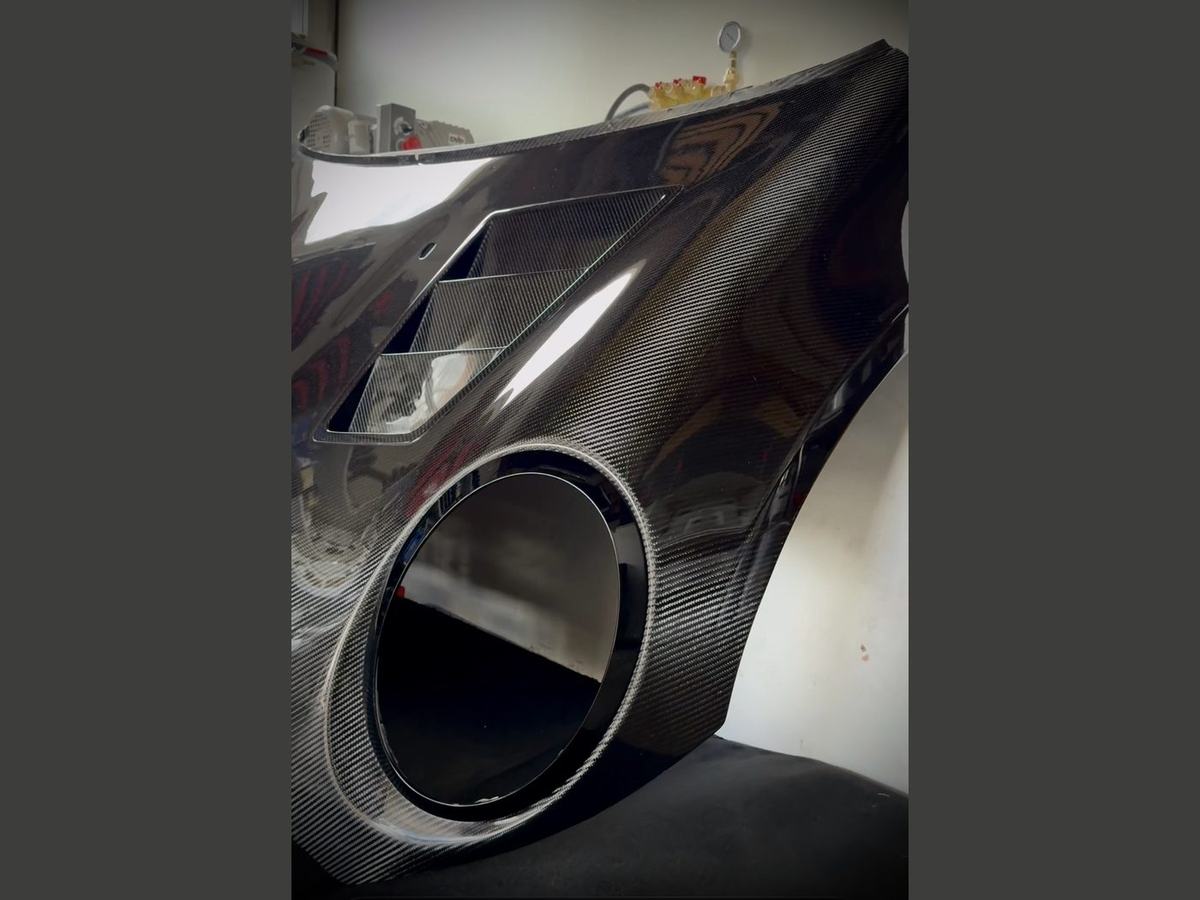Capot de Mini Cooper F56 en fibre de carbone en cours de finition