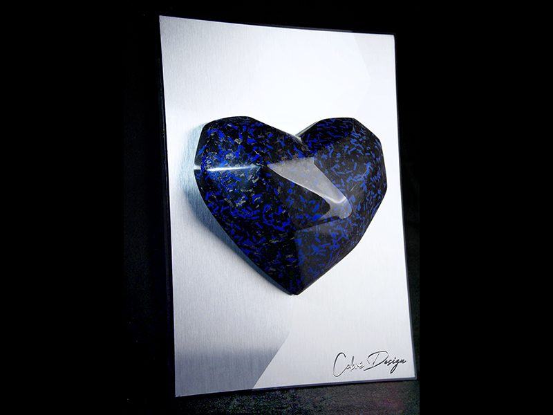 Cœur en carbone forgé bleu sur socle aluminium brossé