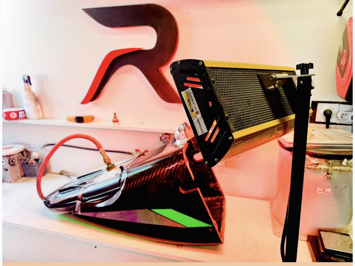 Réparation sous vide d'une crash-box de Formule Renault 2.0 sous lampe infrarouge