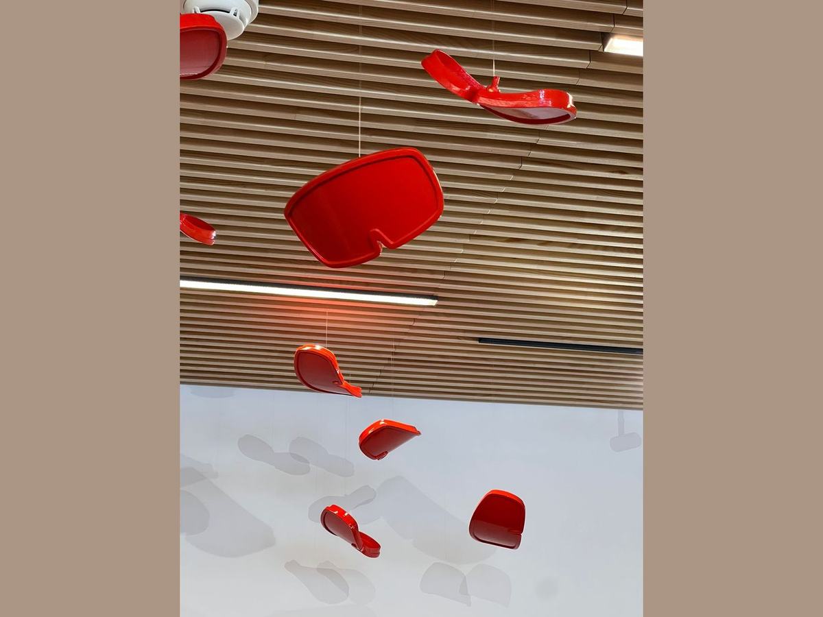 Masques de ski laqués rouge suspendus au plafond