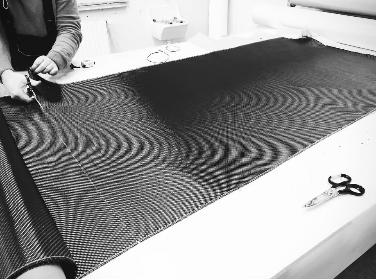 Découpe manuelle d'un tissu de fibre de carbone