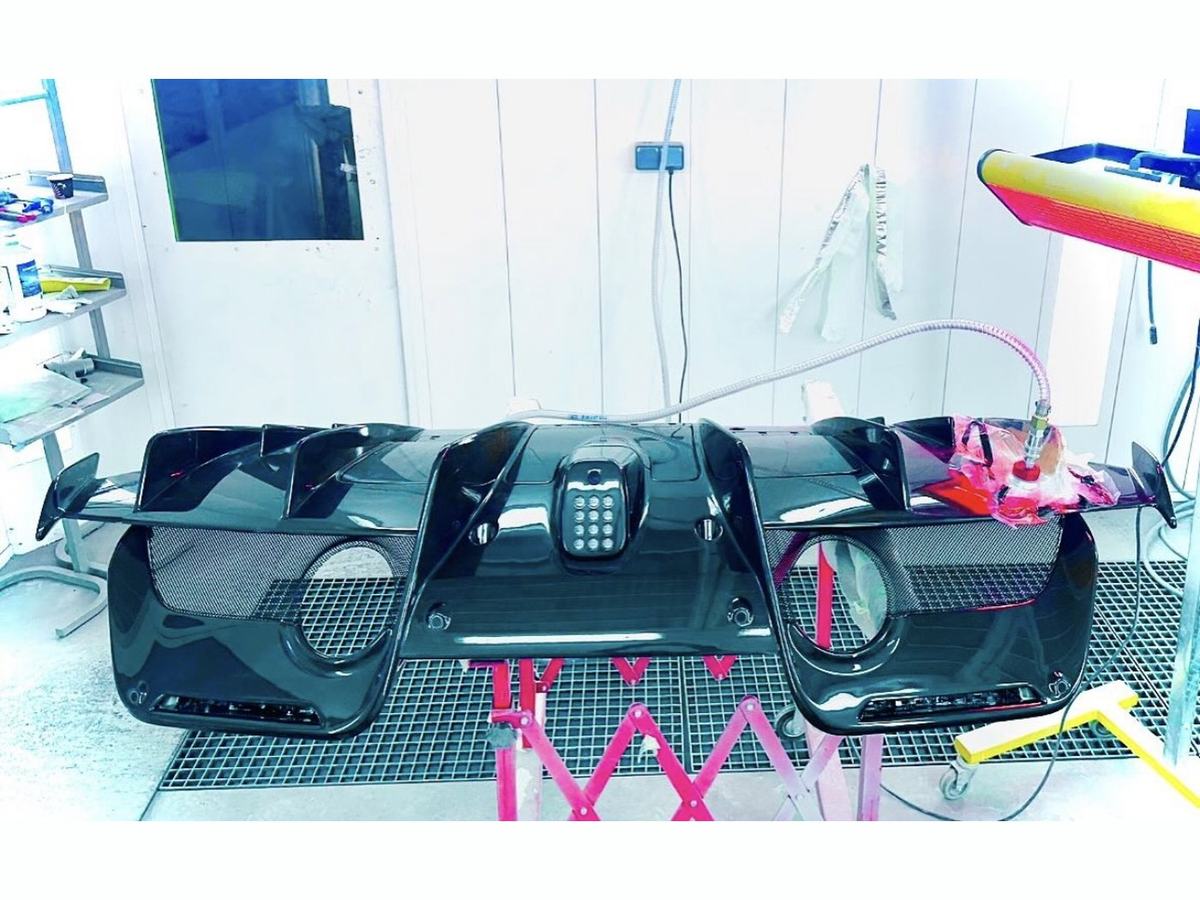 Réparation sous vide d'un diffuseur de Ferrari 488 GTB en carbone