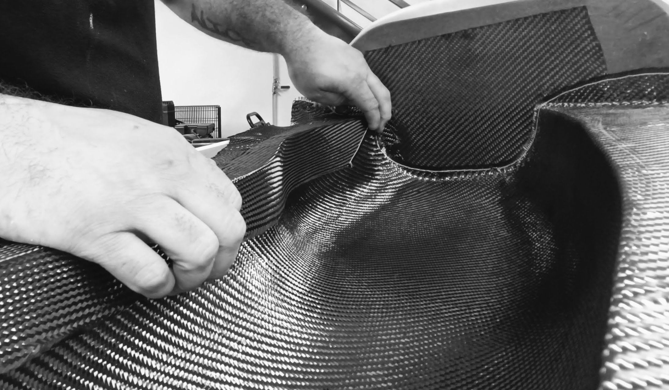 Drapage manuel d'un tissu carbone dans un moule