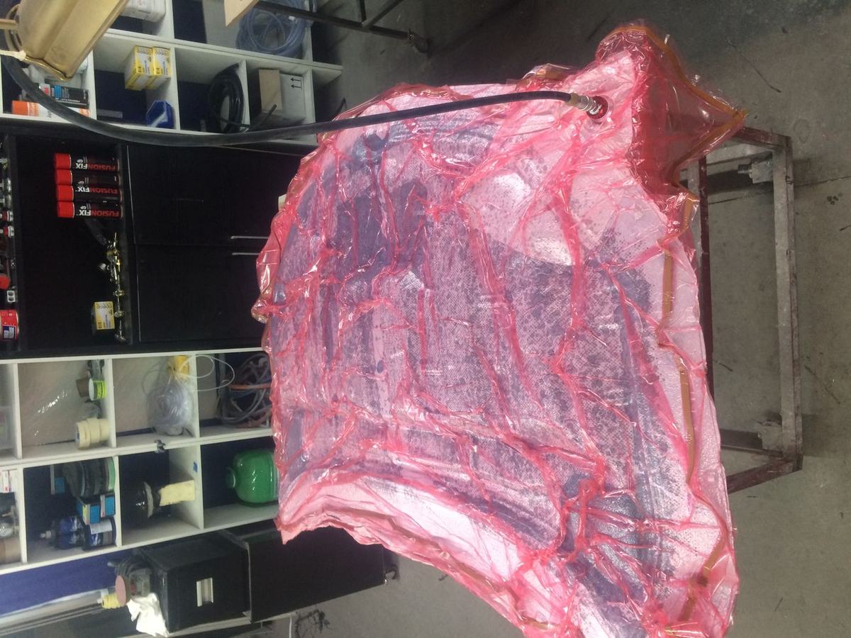 Mise sous vide d'un capot en fibre de carbone à l'atelier