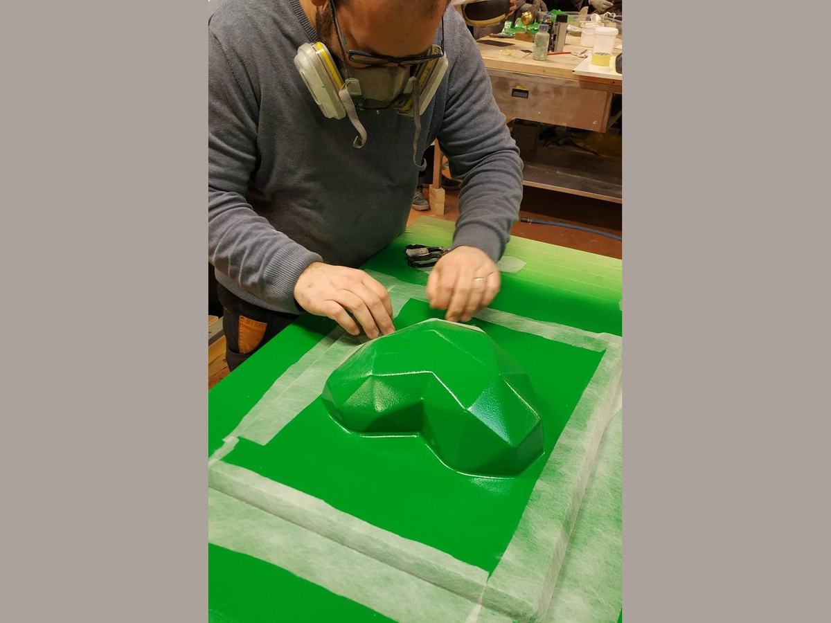 Fabrication à la main du moule du cœur facetté en atelier