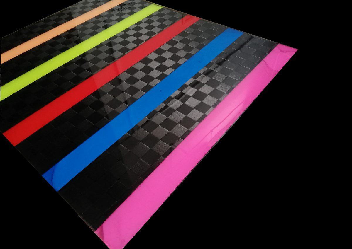 Plateau de table en carbone damier et résine colorée