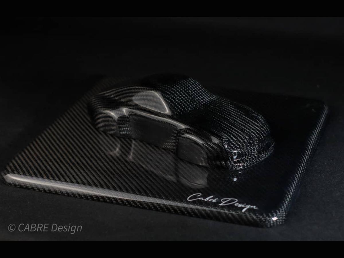 Sculpture Porsche entièrement en fibre de carbone sur socle carbone