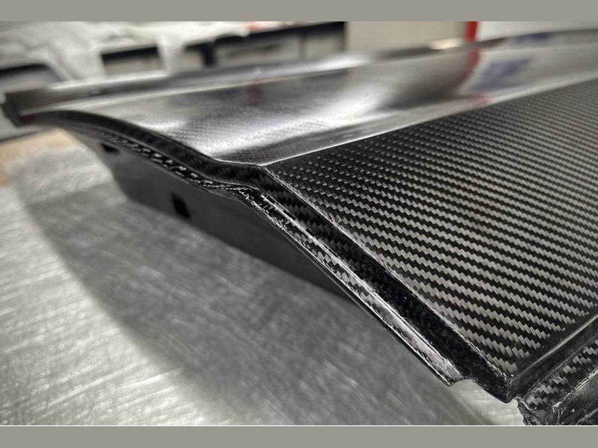 Détail du soyage d'une porte en fibre de carbone pour Audi RS3 LMS