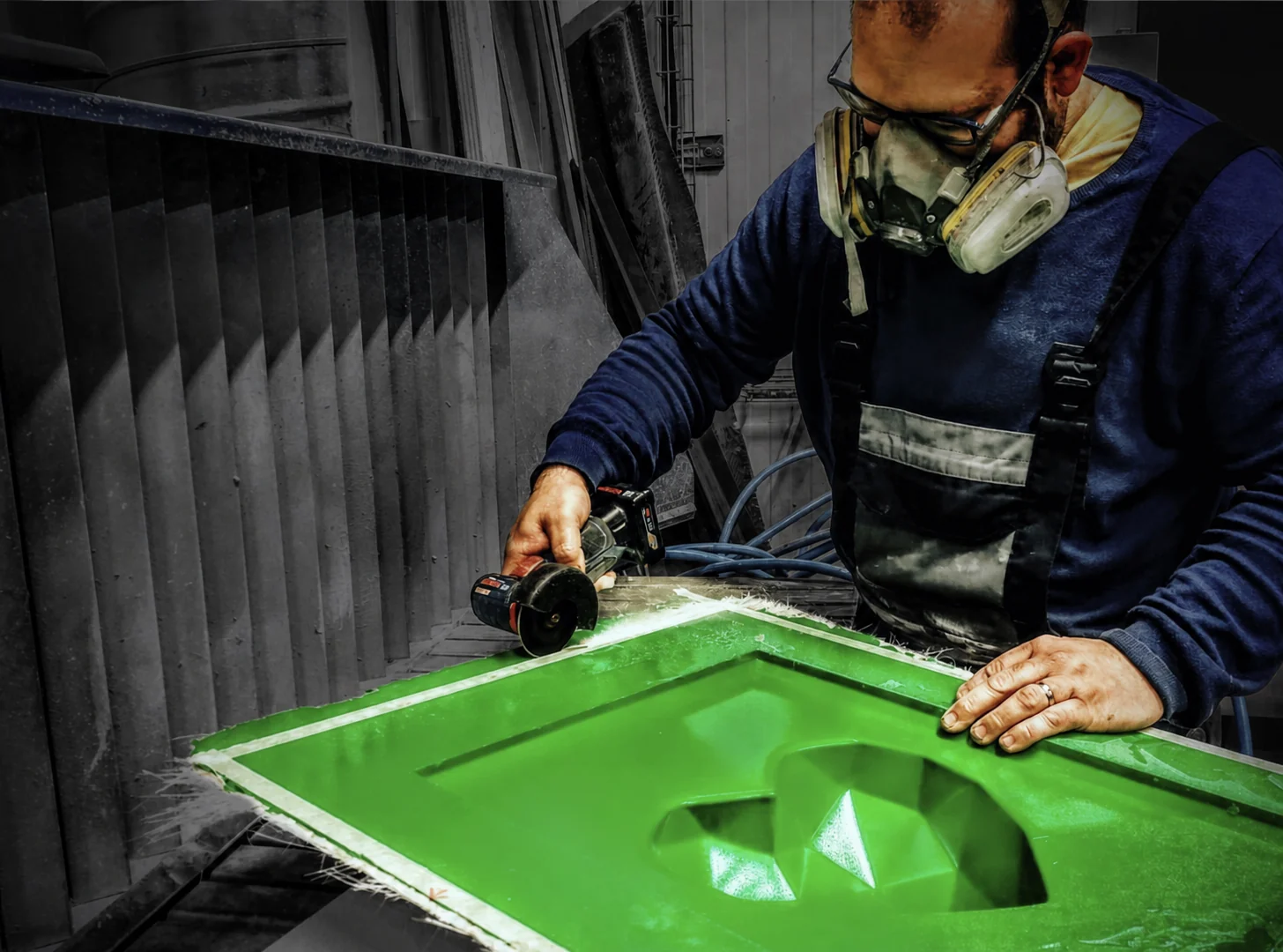 Rémi Cabré travaillant sur un moule composite à l'atelier