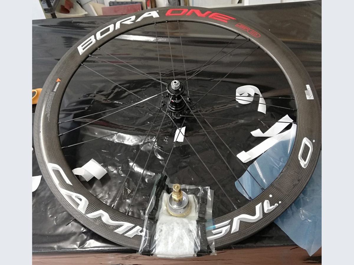 Réparation sous vide d'une jante de vélo en carbone