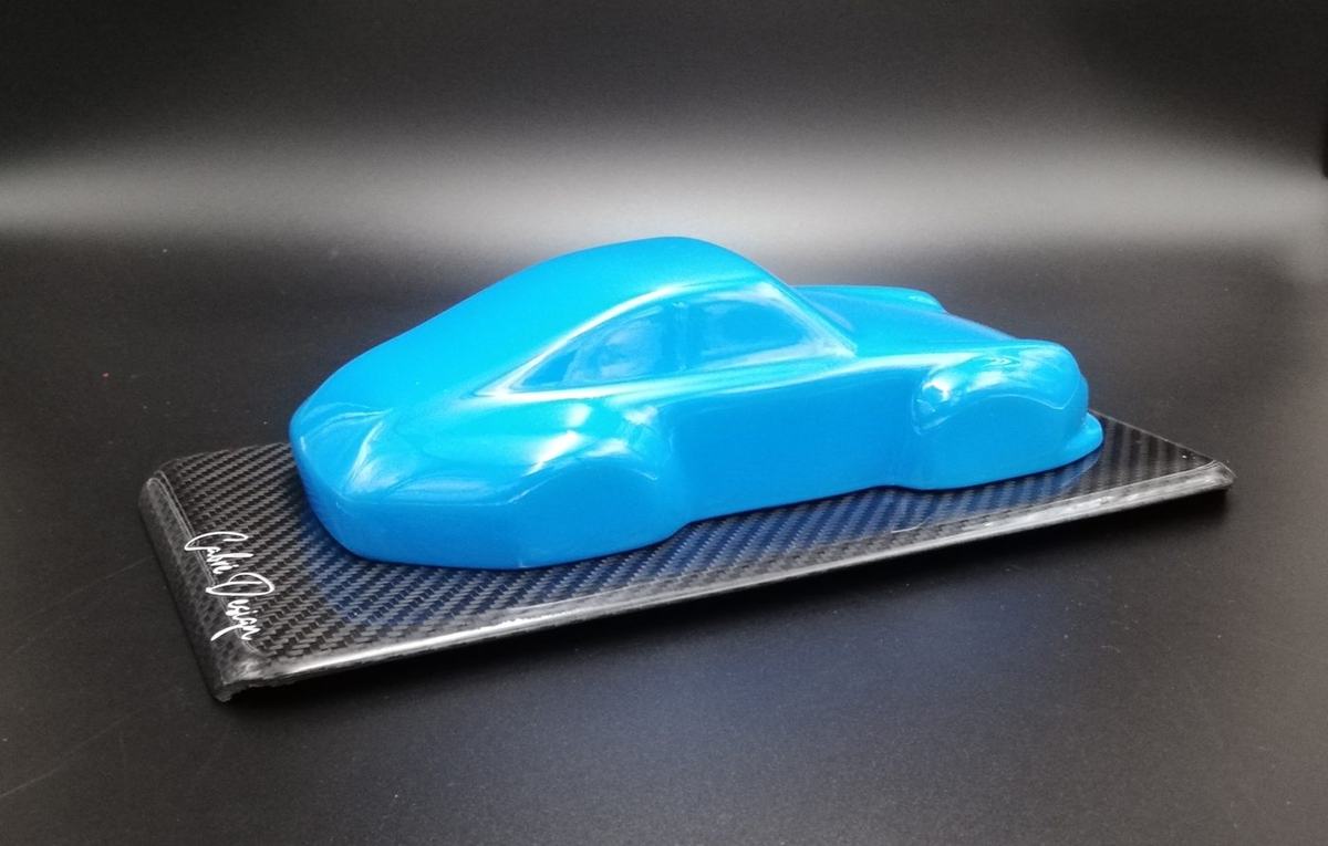 Sculpture Porsche bleue sur socle carbone