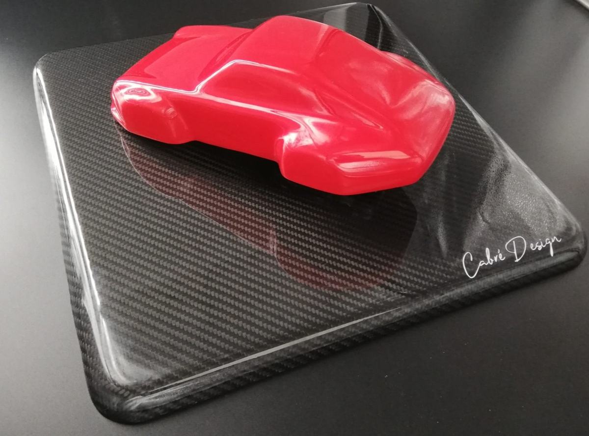 Sculpture Porsche en fibre de carbone sur plaque carbone